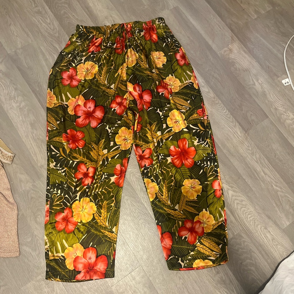 Secret Treasures Tropical Floral Pants -‎ Red and Green